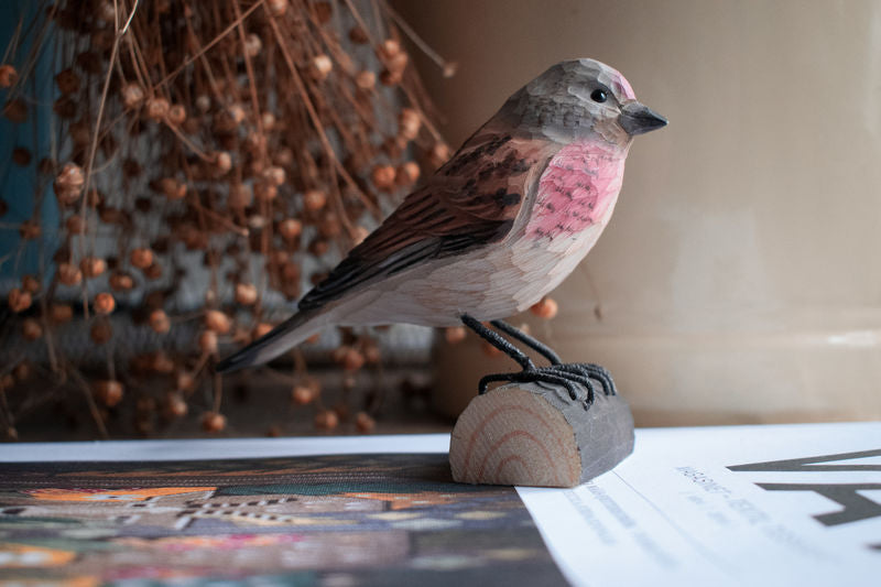 dekoratívny vtáčik stehlík konôpka vyrezaný z dreva